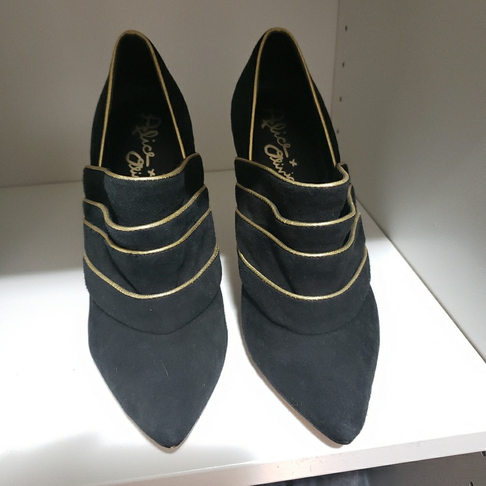 NWOT Alice + Olivia Suede Shooties w/ Gold Trim